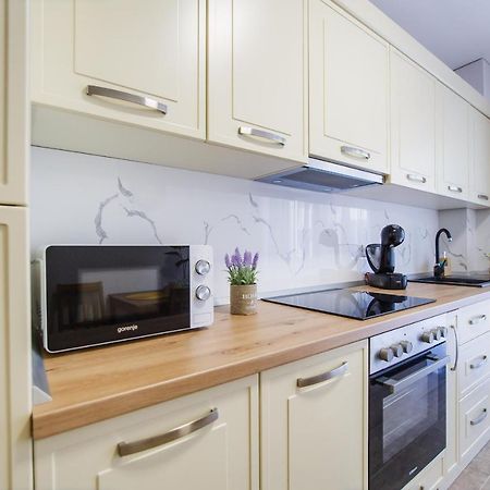 Lovely Home At West Residence Oradea Exteriör bild