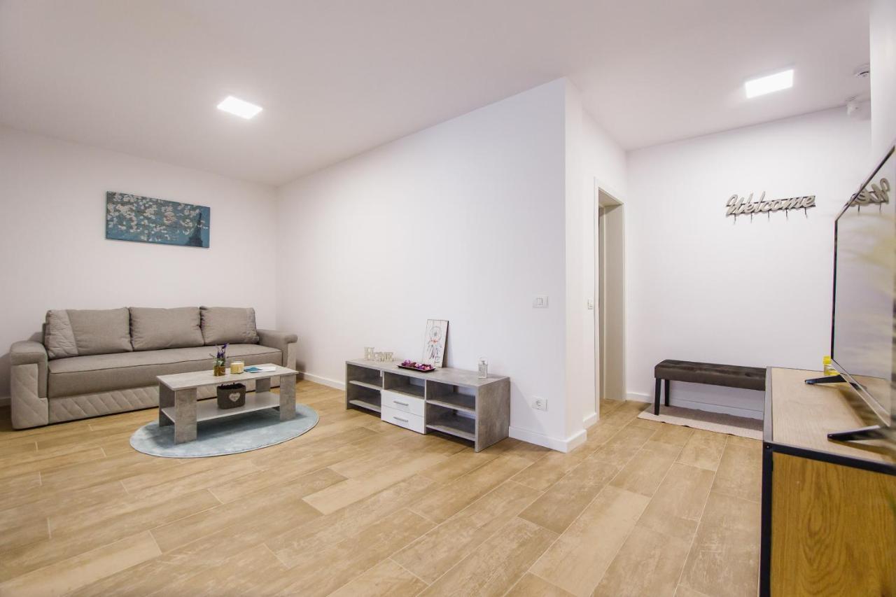 Lovely Home At West Residence Oradea Exteriör bild