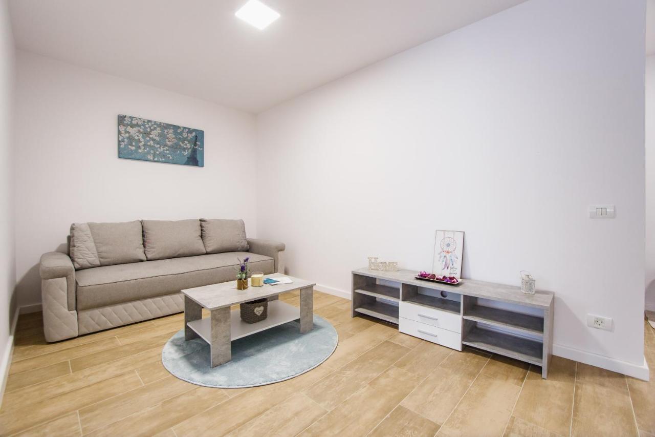 Lovely Home At West Residence Oradea Exteriör bild