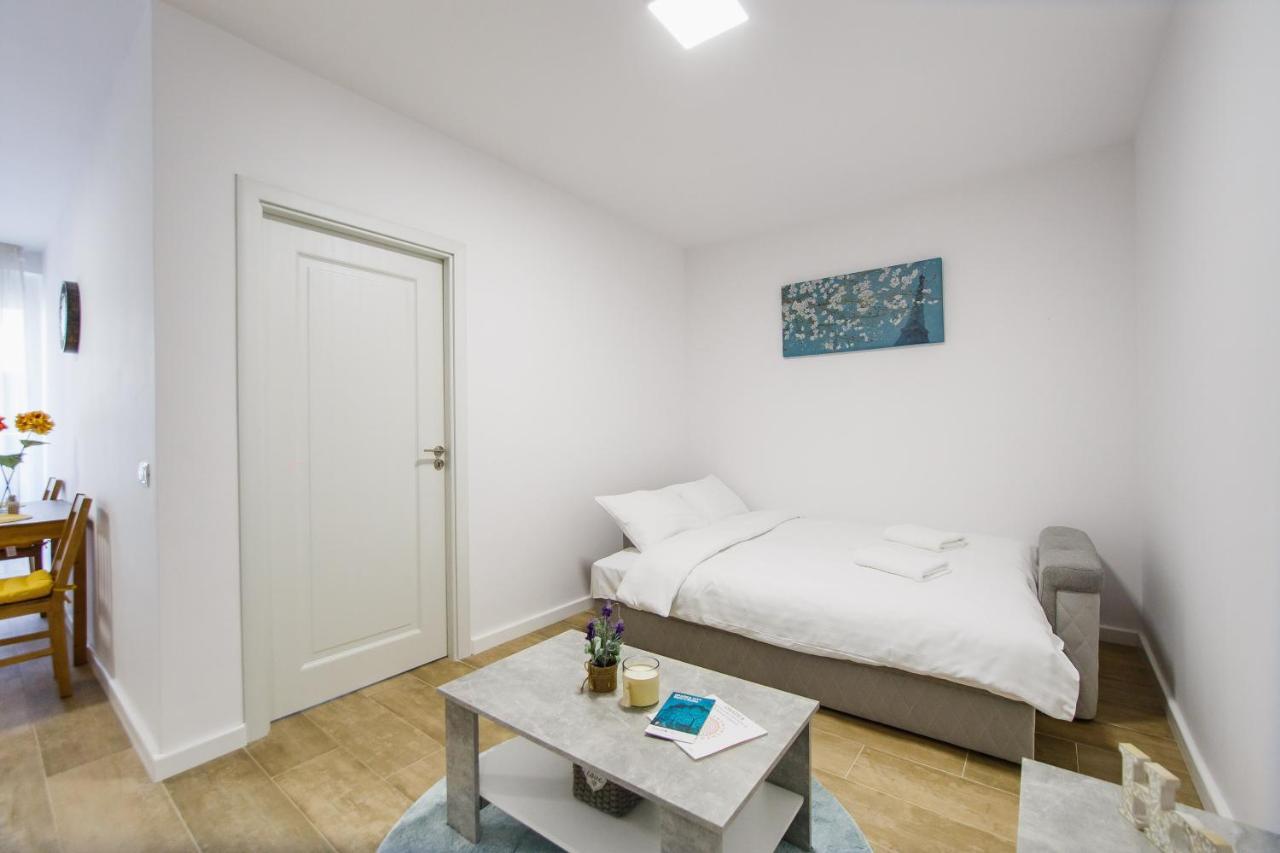 Lovely Home At West Residence Oradea Exteriör bild